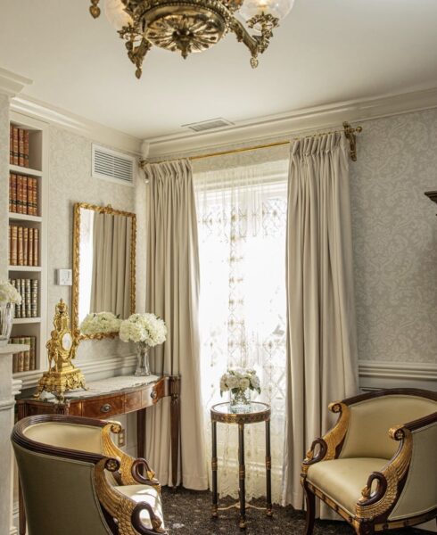 Sitting corner with window, mirror, side table and two armchairs facing each other